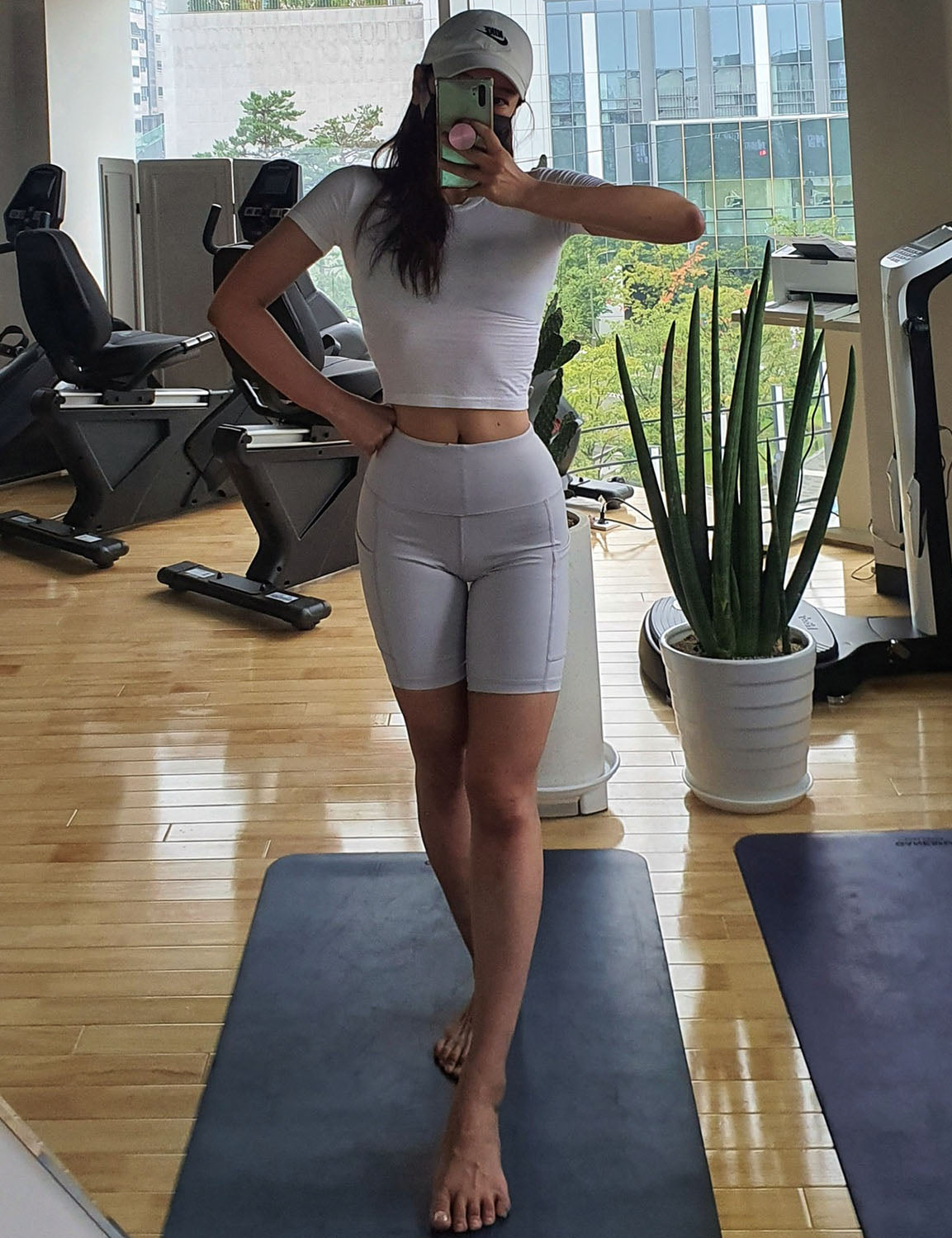 8" Side Pockets Yoga Shorts lightgray Sleek, soft, smooth and totally comfortable: our newest style is here. Softest-ever fabric High elasticity High density 4-way stretch Fabric doesn't attract lint easily No see-through Moisture-wicking Machine wash 75% Nylon, 25% Spandex