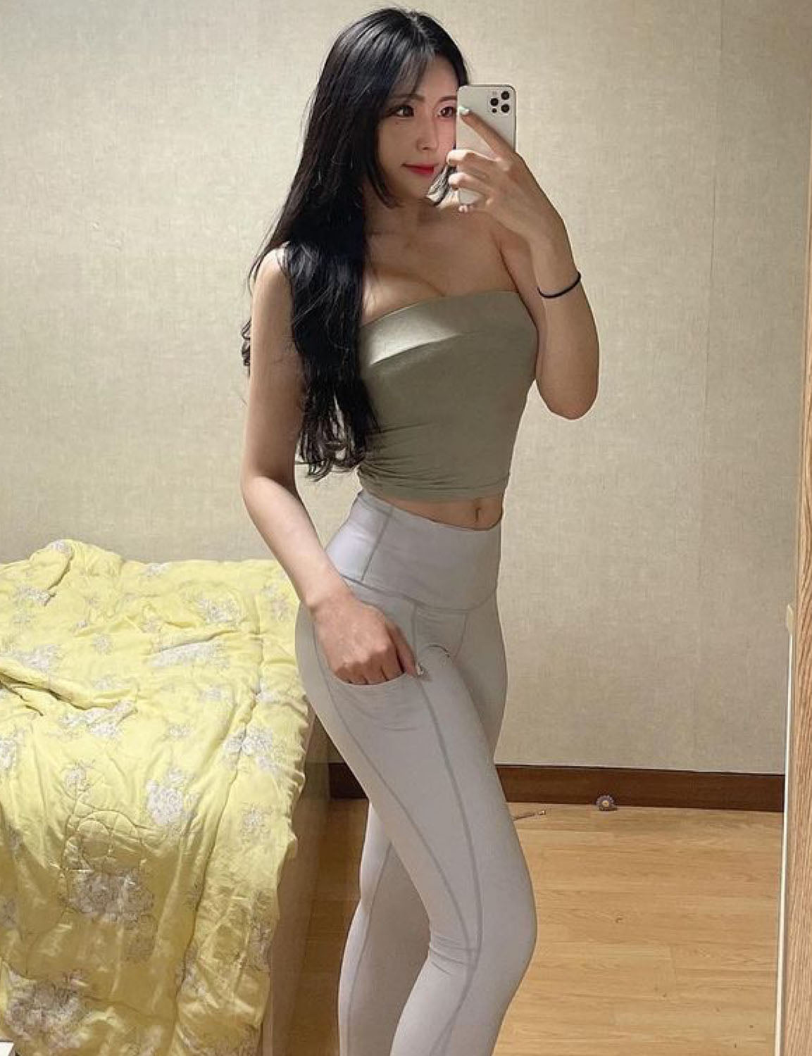 High Waist Side Pockets Gym Pants lightgray 75% Nylon, 25% Spandex Fabric doesn't attract lint easily 4-way stretch No see-through Moisture-wicking Tummy control Inner pocket